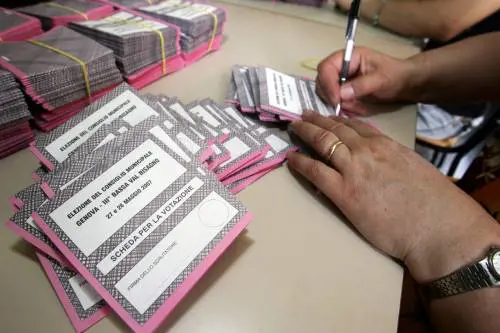 Ultime ore per "avvisare" Prodi 
Affluenza in calo, si vota fino alle 15