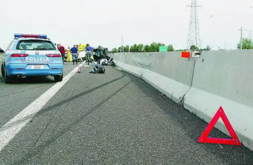 Travolta dai rom in fuga sull’auto rubata