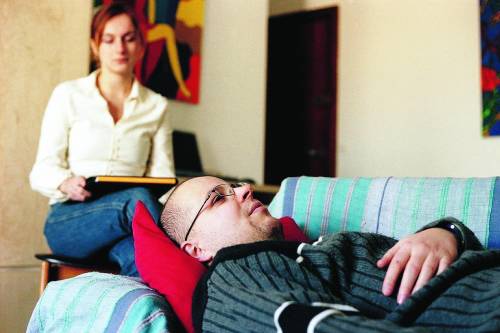 Figli difficili, mobbing e stress: 500mila lombardi sul lettino