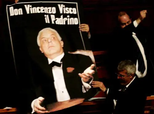 Visco, bocciate le mozioni della Cdl 
Padoa-Schioppa. Speciale sleale 
L'opposizione contesta il ministro