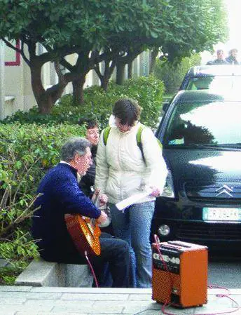 Canzoni pacifiste, Fioroni giustifica il preside