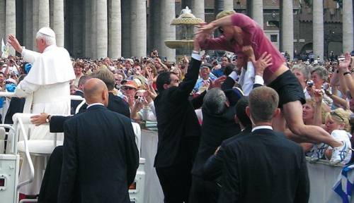 Cerca di saltare sull’auto del Papa. Paura in Vaticano