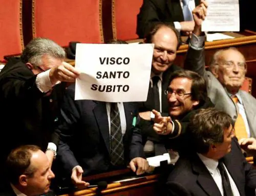 Visco, Cdl all'attacco: commissione d'inchiesta. Il Cavaliere: governo vergognoso