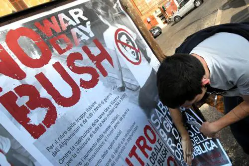 In piazza il ministro c’è ma non si vede