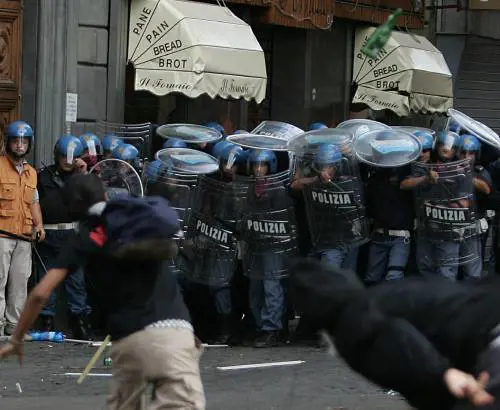 "No war" e anarchici scatenano la guerra: scontri nel centro di Roma