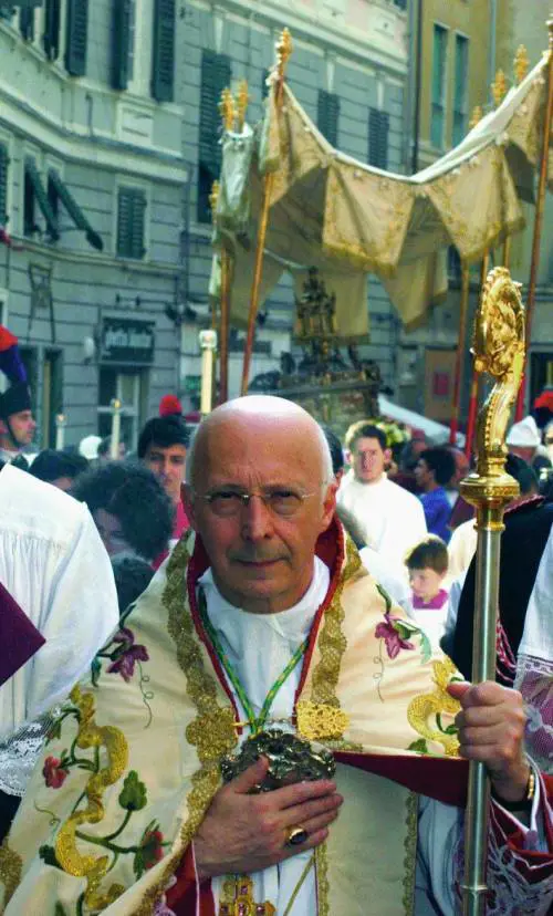 Migliaia in processione con Bagnasco