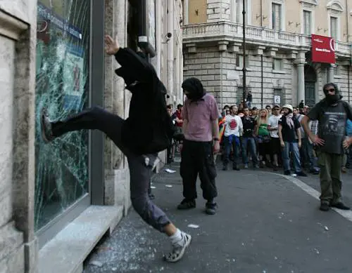 Un’ora di battaglia alla sfilata dei no global