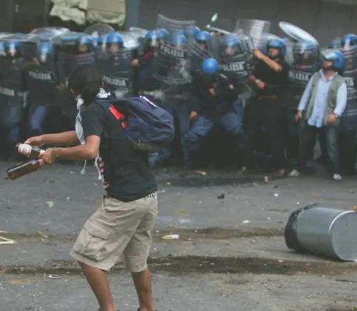 Proteste anti Usa: il governo fa flop nelle piazze. Guerriglia black bloc