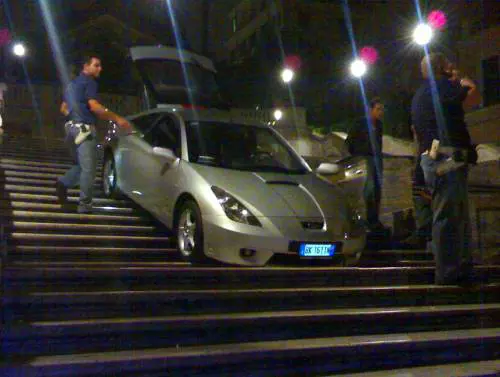 Scende con l'auto la scalinata di Trinità dei Monti: arrestato