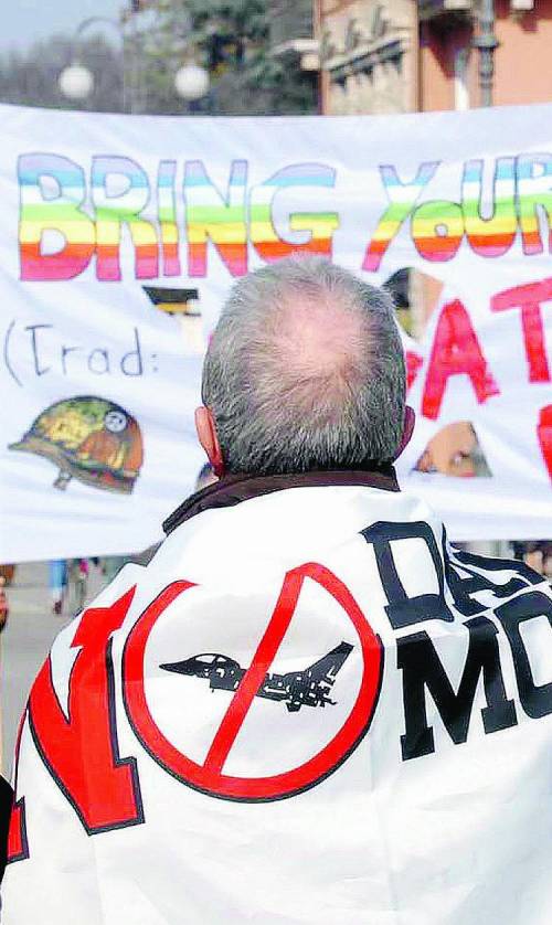 "Sì alla base Usa". E il premier scappa dalle contestazioni