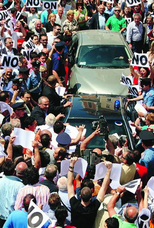 «Non vogliamo la discarica» E la folla assalta lauto del commissario Bertolaso