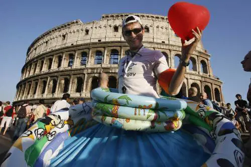 Ci sono tre ministri che vogliono sfilare in piazza con i gay