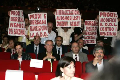 Confesercenti, fischi a Prodi: a casa