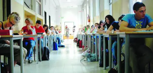 Dante fa paura, i milanesi si buttano sulla Costituzione