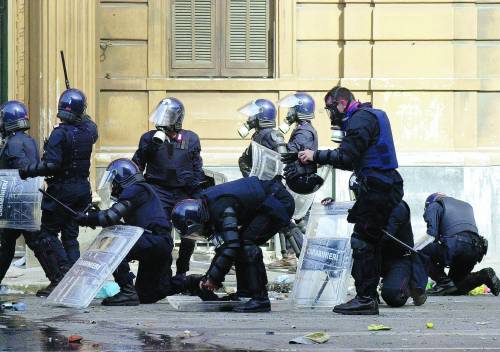 G8, i buchi dell’indagine che scagionano i vertici della polizia