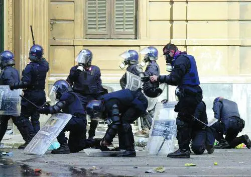 G8, i buchi dellindagine che scagionano i vertici della polizia
