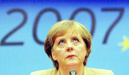 Al vertice di Bruxelles dopo una giornata di confusione e colpi bassi i negoziati sul Trattato costituzionale si sono fatti improvvisamente più difficili Braccio di ferro fra europeisti ed euroscettici Varsavia minaccia di nuovo il veto e la Merkel propo