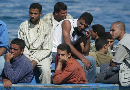 Il governo smantella la Bossi-Fini 
Cdl: "Saremo il ventre molle d'Europa"