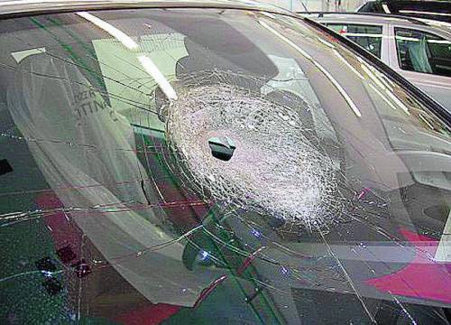Sassi dal cavalcavia: donna ferita Carabinieri a caccia dei colpevoli