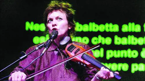 LAURIE ANDERSON «Il mio canto per svelare  i mali dellAmerica»