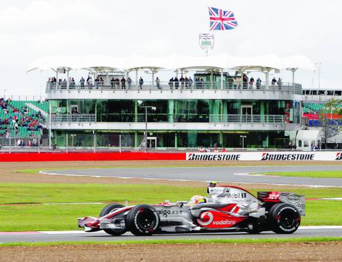 Raikkonen regala la pole a super Hamilton
