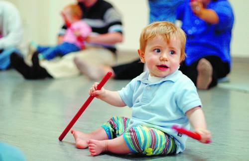 Comunicare attraverso la musica Mamme e bimbi a scuola insieme