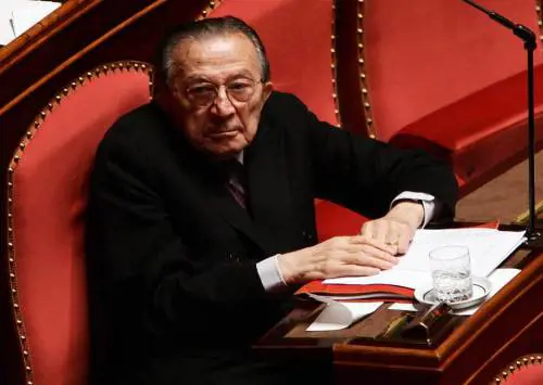 Giustizia, l’Unione si salva in Senato col voto di Andreotti