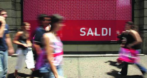 Saldi, domani il via tra le polemiche
