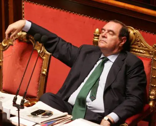 Giustizia, governo salvo per un voto 
Senatori a vita decisivi. Fini: immorale