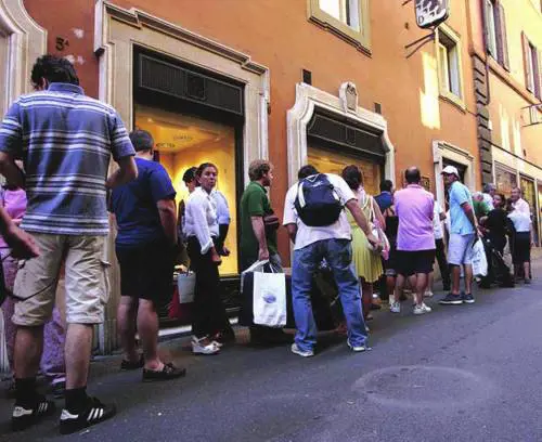 In coda i «forzati dello shopping»