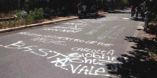 In via della Scafa fiori, scritte e  dolore Sarà lutto cittadino