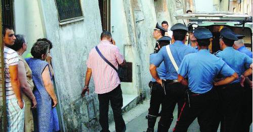 Massacra moglie e figli, poi si uccide
