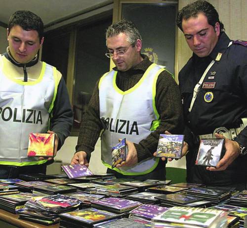 Smantellata la centrale dei cd e dvd contraffatti