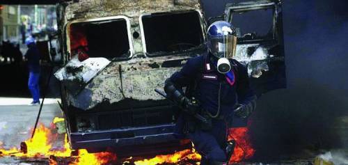 La polizia sfida i no global