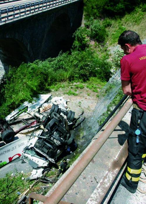 Tir sbanda e vola dal viadotto: l’autista muore, illesi gli altri