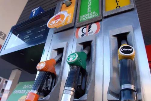 Il diesel vola a prezzi record: 
è l’esodo più caro d’Europa