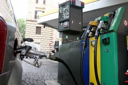 Benzina, un litro dovrebbe 
costare 5 centesimi meno