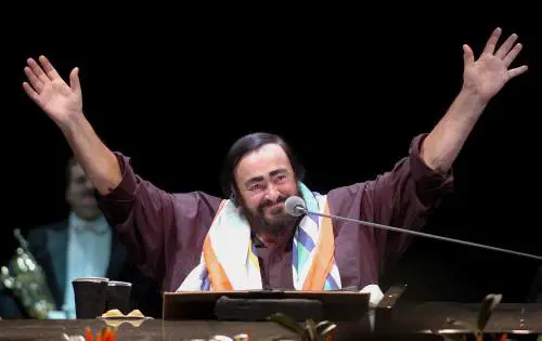 Pavarotti in ospedale: 
"Condizioni soddisfacenti"