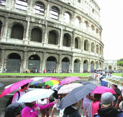 Bagagli, traffico, pioggia I guai dell’estate non fermano i vacanzieri