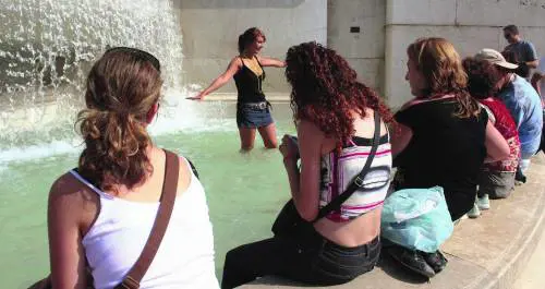 Crepe nel marmo e rifiuti: il degrado la fa da padrone