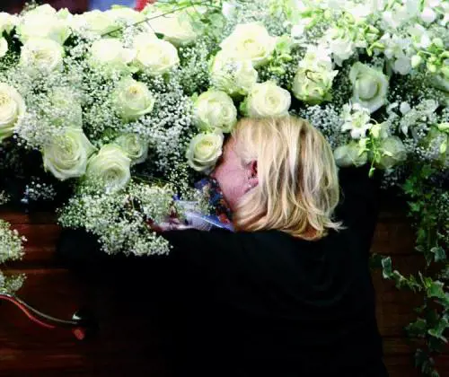 Ai funerali i fedeli processano la magistratura