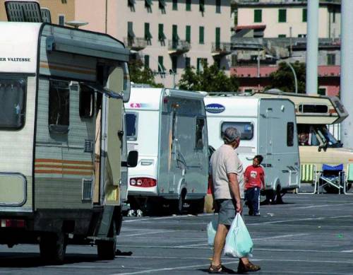 Tursi sfratta i nomadi che bivaccano allo stadio
