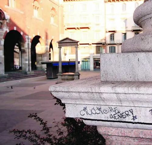 Piazza Mercanti, la rabbia dei milanesi: «È diventata una latrina a cielo aperto»