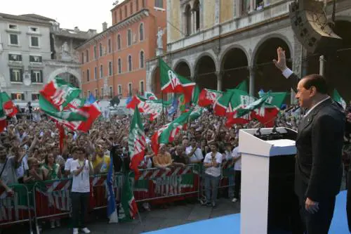 Berlusconi va dal notaio per il Pdl