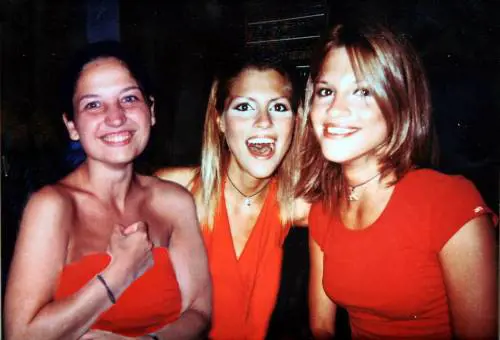 La cugina Paola: "Quella foto è di 5 anni fa, eravamo tutte e tre in vacanza insieme"