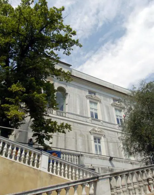 Sporcizia e barboni sulle panchine