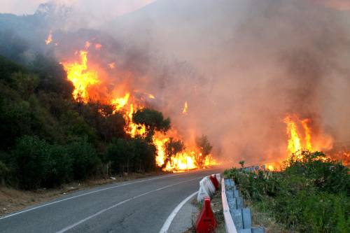 Patti, fermati alcuni sospetti. E l’Italia continua a bruciare