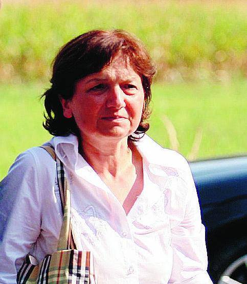 Una mamma senza più lacrime sola in mezzo alla folla che la bracca