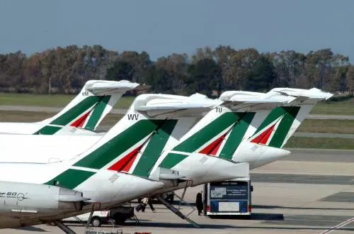 Alitalia, per sopravvivere 
meno aerei e personale
