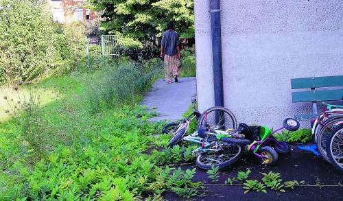 Campo rom di fianco all’asilo, mamme in catene